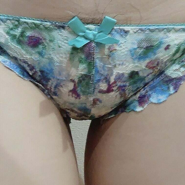 今日はグリーンの柄のパンツです😰😰　
 クロッチ汚れはプラン加入で見れますよ🥰
 よかったらプラン加入よろしくお願い