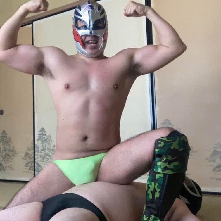 地元で何度も対戦しているガチムチレスラー、Takaとの対戦総集編です。エロレスラー同士の闘いをたっぷり40分お楽し...