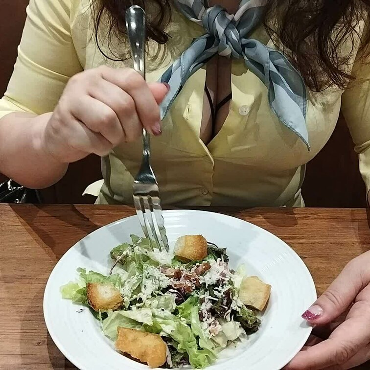 X（旧Twitter）より

食いしん坊がただ食べているだけの動画☆

ブラウスはストレッチ素材がマスト…
