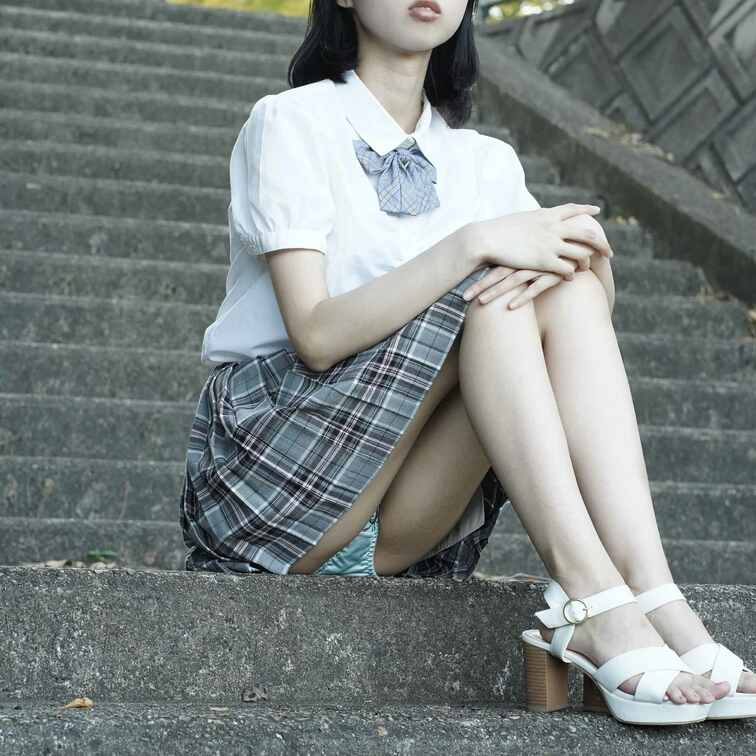 制服コスして階段パンチラ

一回スカート折ってるけど案外丈長め。
生理始まるかどうかギリギリだったけどセーフだった