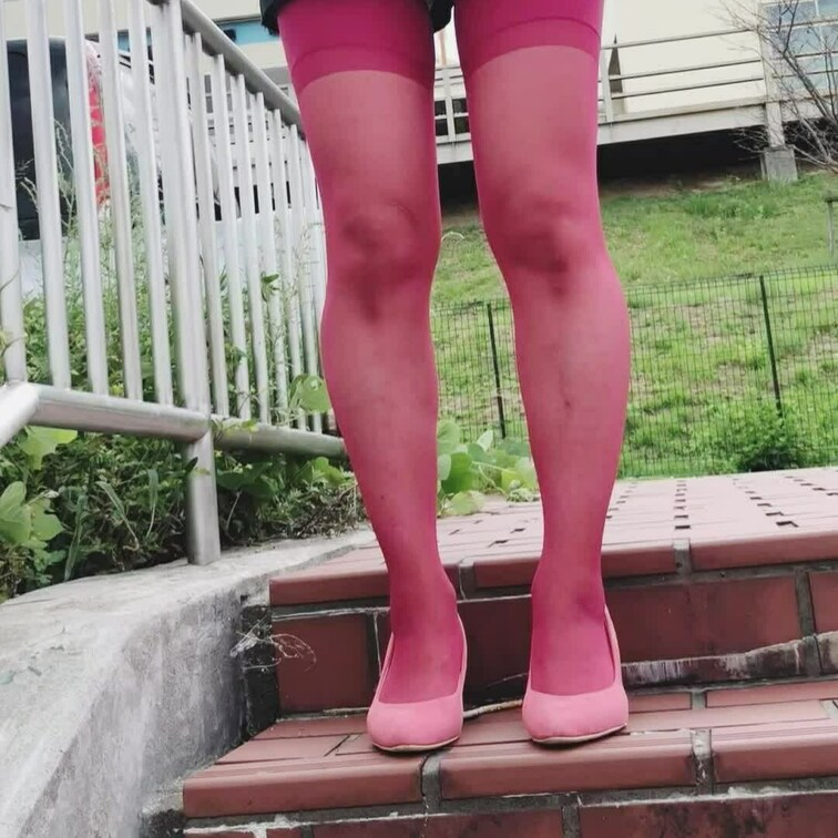 赤ガーターTバックで^ - ^
階段のお尻散歩だよ🍑