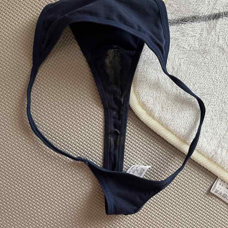 【今月のプレゼント用パンツ】一週間お風呂に入らせてもらえず、パンツ三日間同じものを着用。
まん汁だけでなく、うんちも少