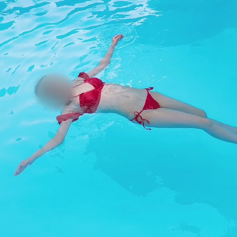 赤のビキニ