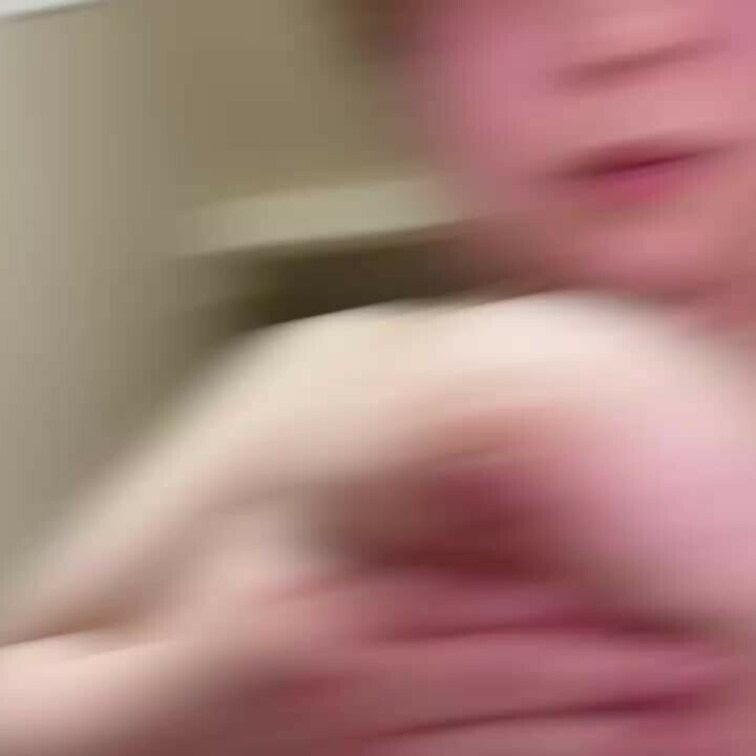 自分で自分の乳首ぺろぺろ