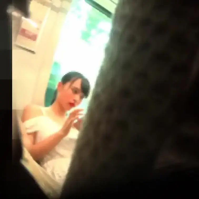 超美少女のパンチラ  
電車の中での美少女の白いパンティを下からながめた動画です。パンチラ 好きにはたまらない動画です