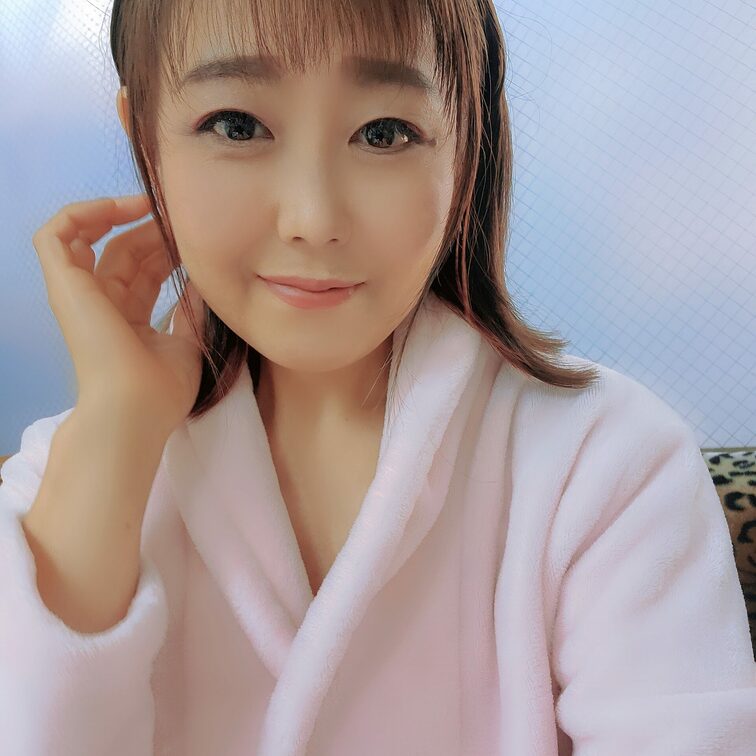 撮影会開催中📷️

今日は、久しぶりにネイルも💅
シールですけど😂