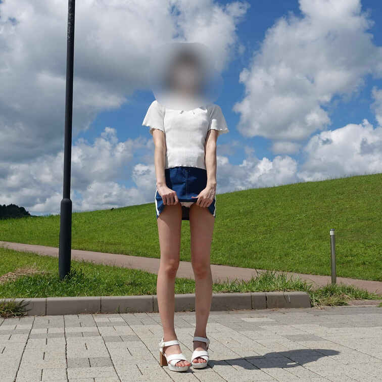 股下がどれくらいのスカート履いてるか分かりやすいように撮影。
ちゃんと測ってはいませんが10センチいかないくらいでしょ