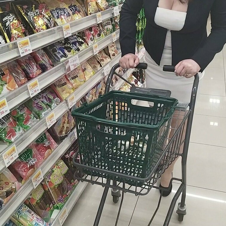 買物中の巨乳OL
見つけたらガン見しましょう