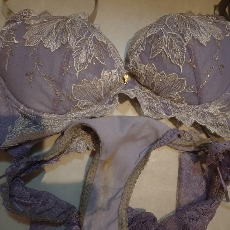お疲れ様です♥
抜け殻です🫣✨
いい匂い……しそうでしょ?🥹
擦り付けられたら…気持ち良いんだろうなぁ😶