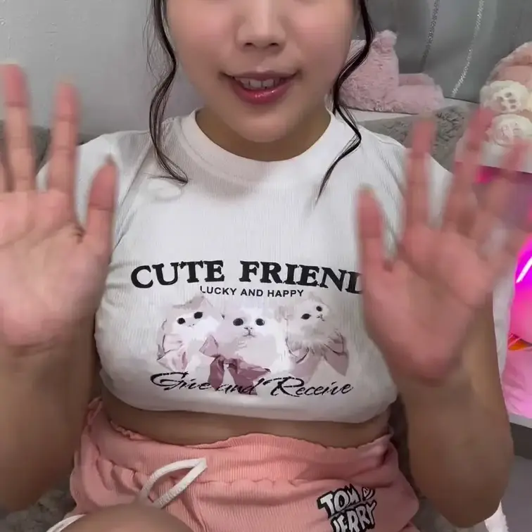 お口でディルドをくわえながら…
れいの指が、敏感なクリをやさしくこすりはじめて…💦

喉奥にあたる感触にゾクゾクし