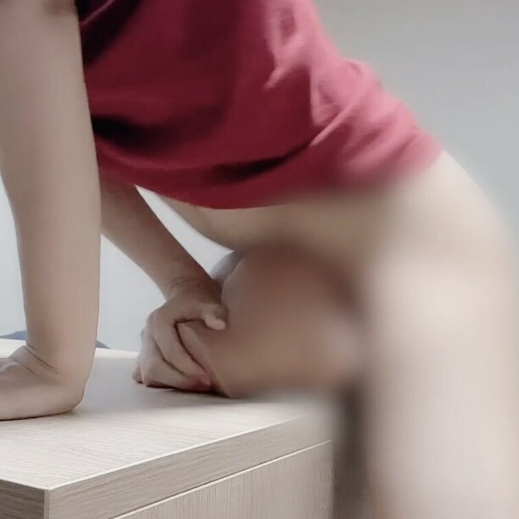 今回は「立ちバック」で沢山突いちゃう動画だよ？
いっぱい腰を振って最後は「中出し」するからおいでー？

バックで挿