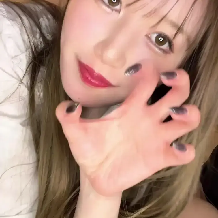 背中をこちょこちょ〜🎶

背後からくすぐられるのって、

前からくすぐられるより

くすぐったいのかな？？