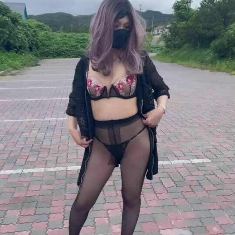 こんな格好でお散歩いかが？
手を繋いで歩いてくれますか？