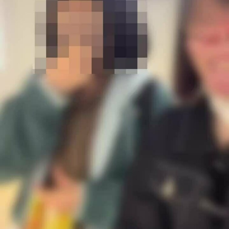 女の子と私2人で私が鼻フック、もう1人の子がペニバンを付けて街中をお散歩、柱の影でフェラしました😆