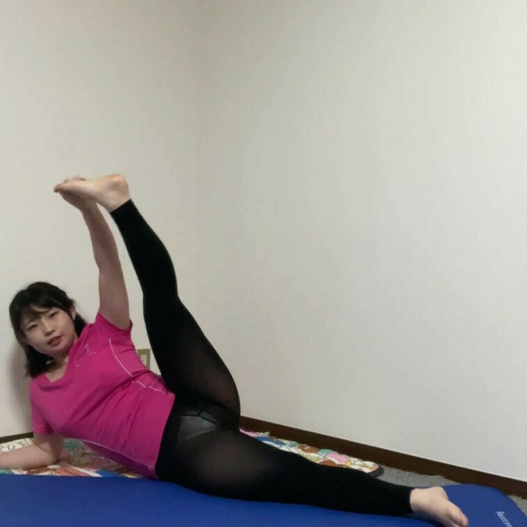 トレーニング動画です。開脚などのトレーニングをしています。