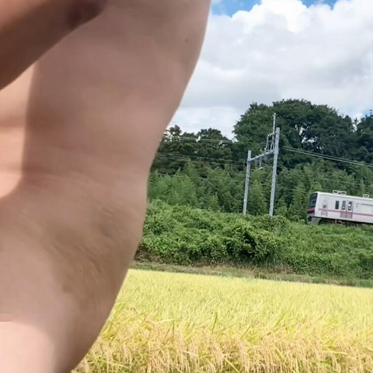 近所の奥様とドライブ🎵
脱ぎたくなったので脱いでた、電車が来ちゃったけど…電車からってなにかとよく見えるんだよね😅
