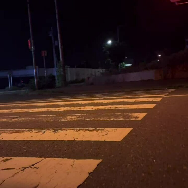見知らぬ土地でたまたま知り合った人と意気投合して路上SEXをしました🫣

動画撮るか迷って一応撮った。
最後はお口