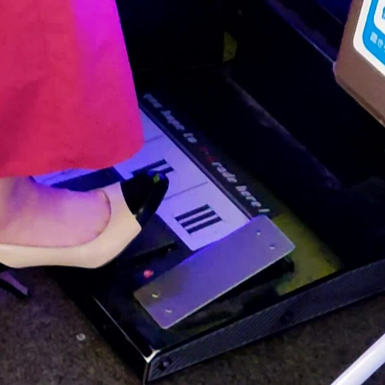 渚ちゃんのゲーセンでペダル踏みまくり　ギタドラ、カーレース編
今回の渚ちゃんは難しそうなギターゲームのペダル踏み。
