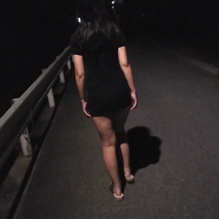服を脱ぎながら全裸でお散歩～(^^♪