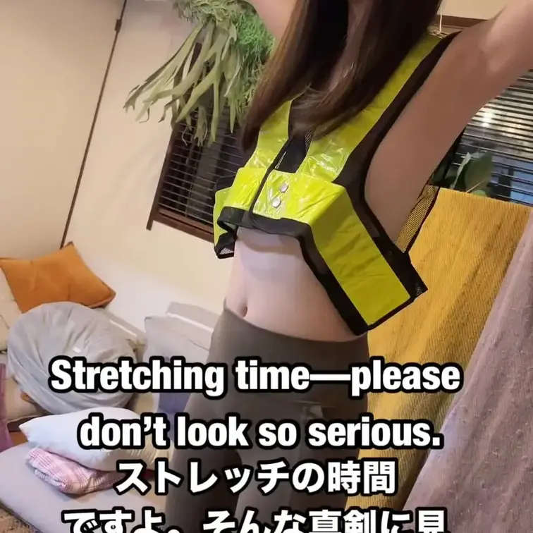 肩をほぐしてるだけです。家事には大事なんですよ。