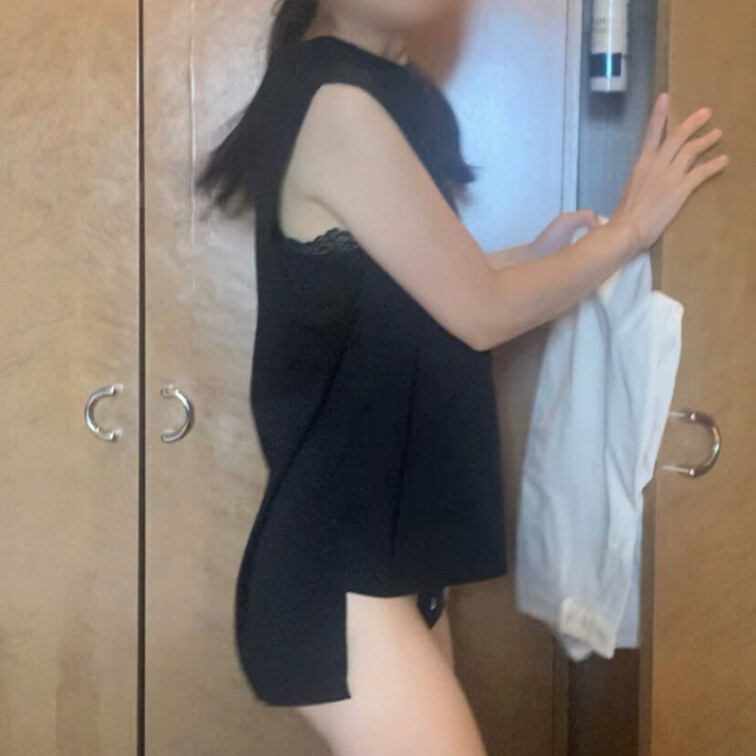 下着がチラッと。ソフトなので、いつもよりモザイク薄めで。