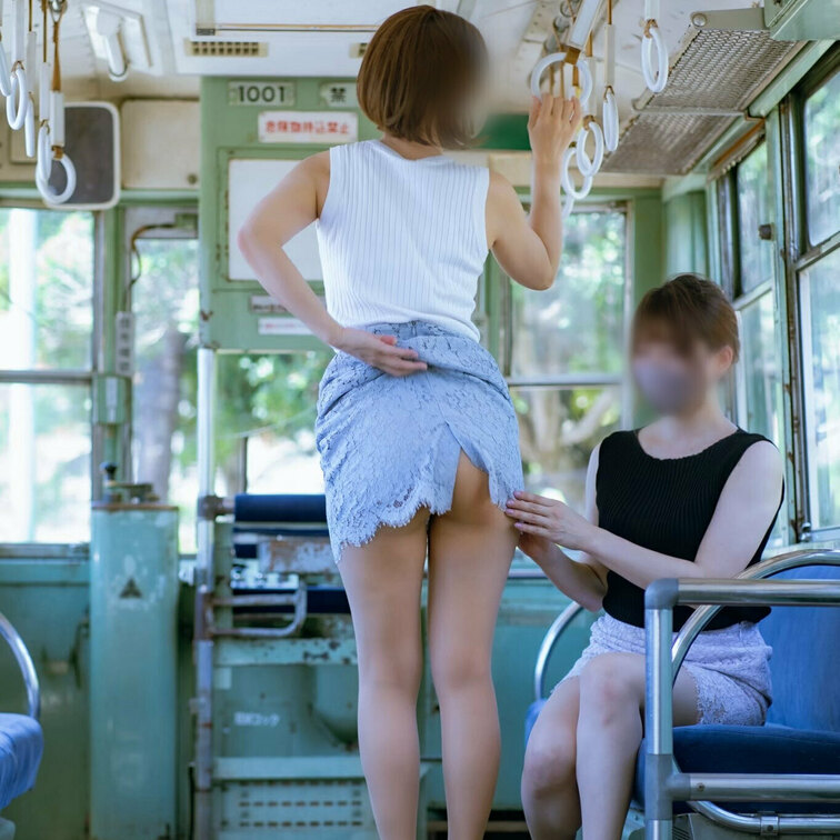 人妻コラボシリーズ、電車露出編です♡

電車といっても、こちらはとある公園敷地内で無料開放してある電車なのでご心配な