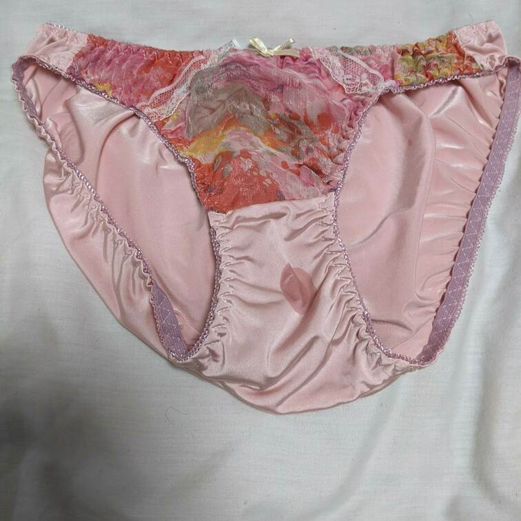 昨日のリナのパンツです🥰
ちょっと色々ありまして間空いてしまいました😰こんな私でも末永く見守って下さい😣😣