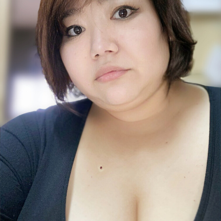 久しぶりに谷間を撮って見ました✨
この谷間にち○ぽ入れてパイズリしたら気持ちいいかなぁ❓顔を埋めて欲しい💓
