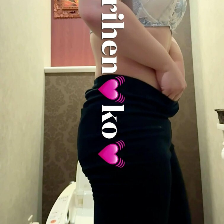 【ko】一緒にいるときはトイレも一緒💓わたし無意識に拭いた紙を嗅ぐ癖があるみたい🫢