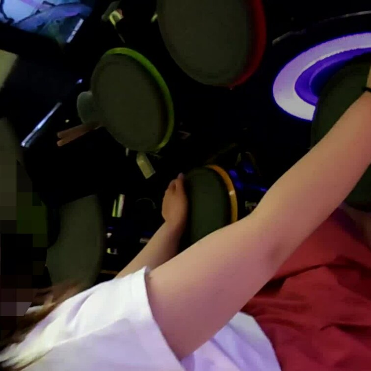 渚ちゃんのゲーセンでペダル踏みまくり　ドラムマニア編
渚ちゃんのセクシーハイヒールでドラムのペダルを激しく踏みまくり！