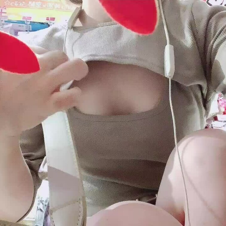 ドンキの○○○風動画パート2です😳💓
ローアングルからのおしりふとももあたりを堪能できちゃいます🥺💓