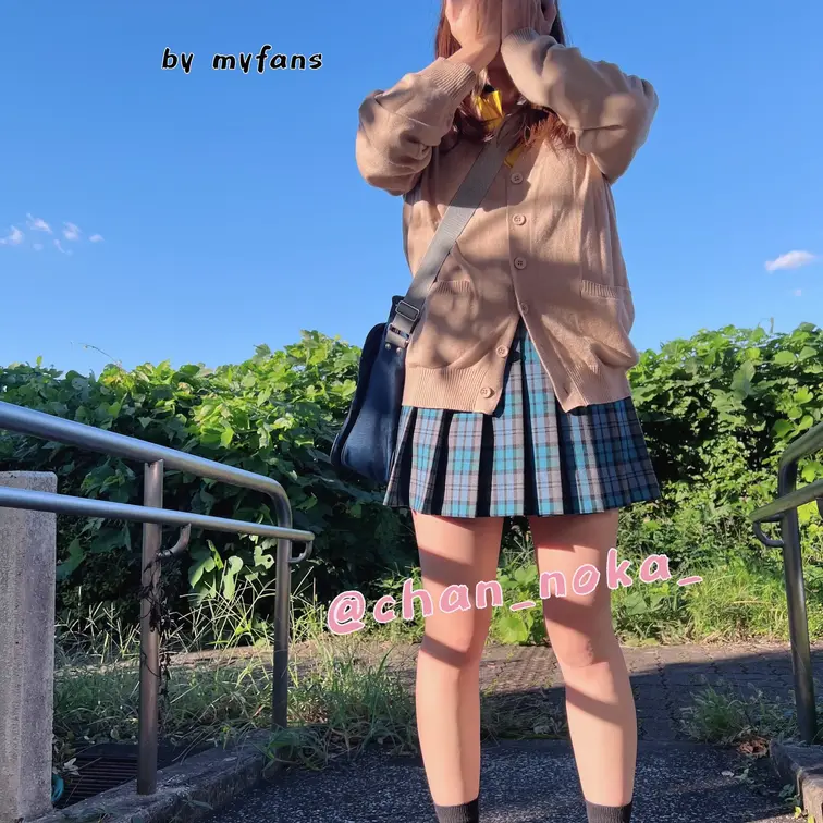 タグとかで検索してきた方ありがとうございます😊
普段は以前まで通ってた学校の制服を着て色々撮ってます😳
パンチラから