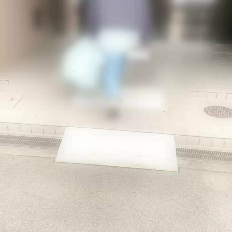 最新シリーズ、次々いきます。
別日の複数寝取られプレイ。
妻が自ら1人で男達に○○○されにマンションに入っていく姿が
