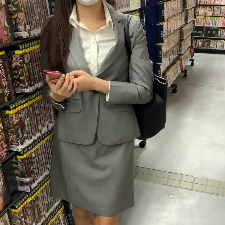 【痴◎シリーズ・OL編】💁‍♀️
リアル痴◎シコシコ・スカートザーメン😍
