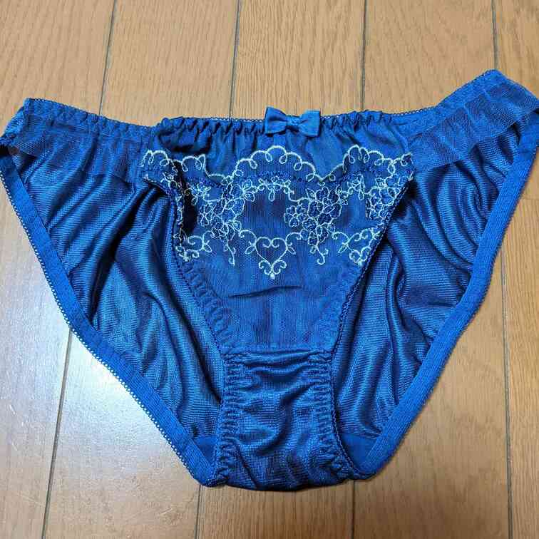 リナの今日のパンツです🥰
脱ぐ時なぜかあそこ濡れてて染み付いていました😰はずかしい(｡>﹏<｡)