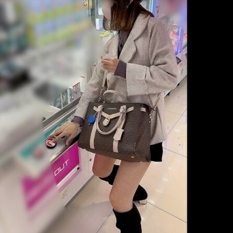Rちゃん。

相変わらずク◯ニですぐイキそうになっちゃうし、

バック中は奥に当たるようにお尻突き出してくるしで