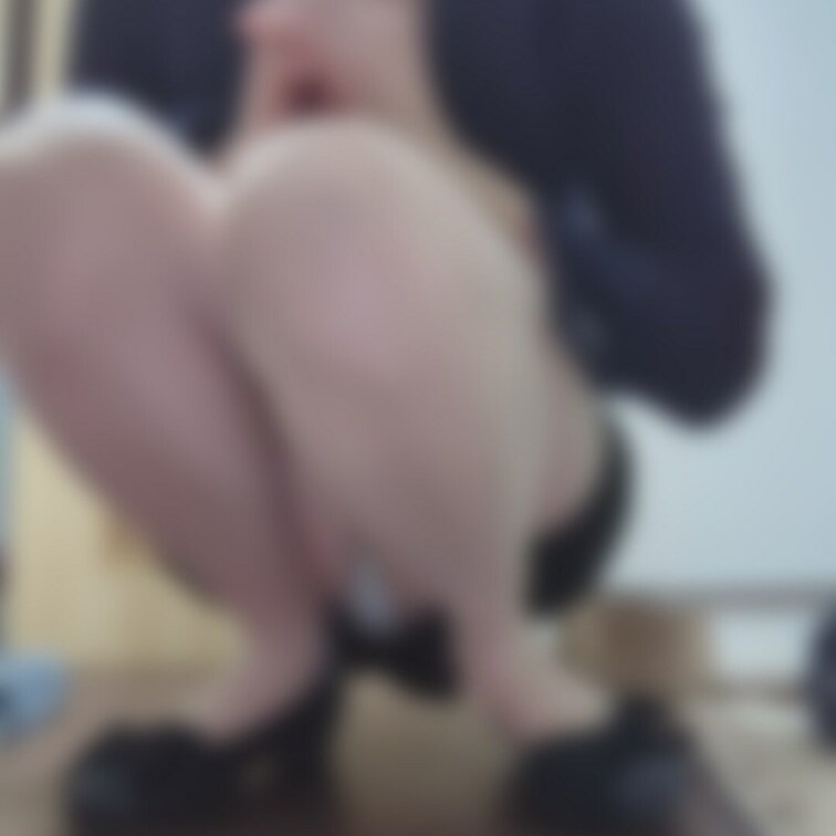 今日のぽぽぽの下着です😻
今日も白のTバックです🥰
パンスト越しのパンツ見て下さい😉
今日はおりものたっぷりで