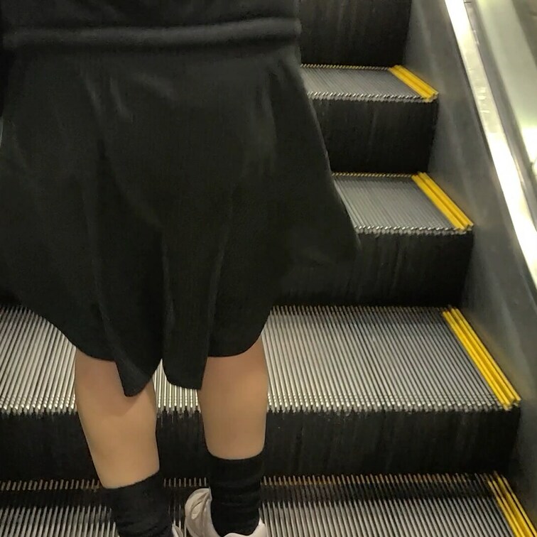 11-8ロングスカートのスカートめくりパンチラ。
前回のエスカレーターの続きです。
