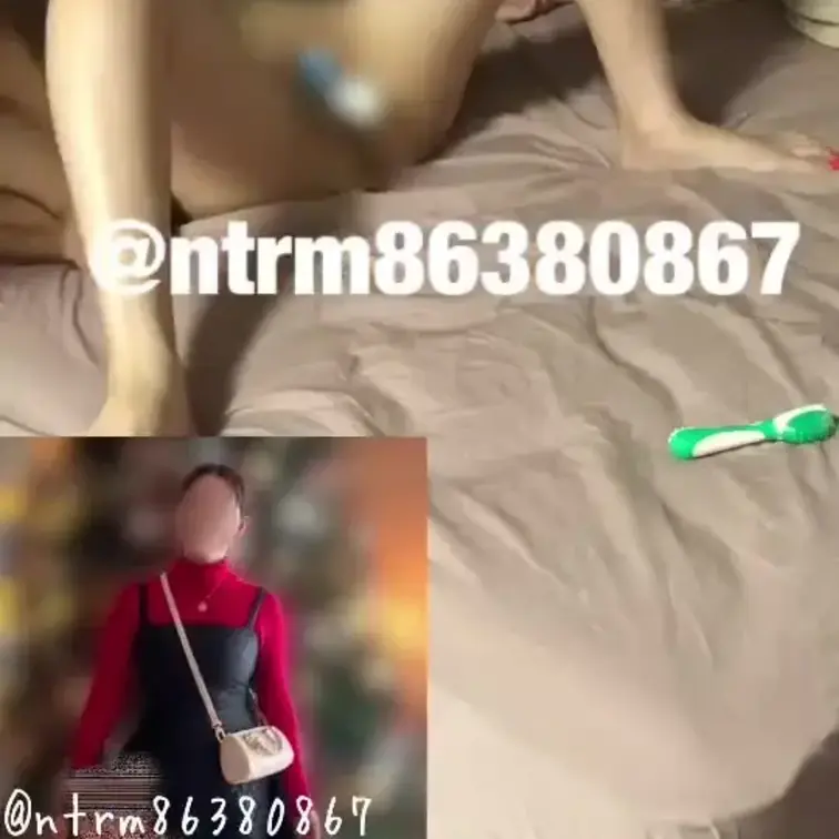 バイブ突っ込まれ、我慢できず自然と腰が動いちゃう妻💕💕