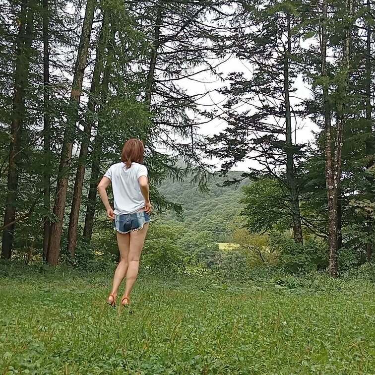 自然の中での撮影最高！！

熟女が股割れショートパンツ履いて
露出しちゃうよ

9月でも暑い日が続いていたので