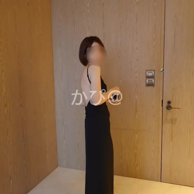 海外旅行でめちゃくちゃ綺麗なドレス姿でフェラ＆立ちバックです！
この格好でのフェラはいつも以上にエロくて興奮でした！