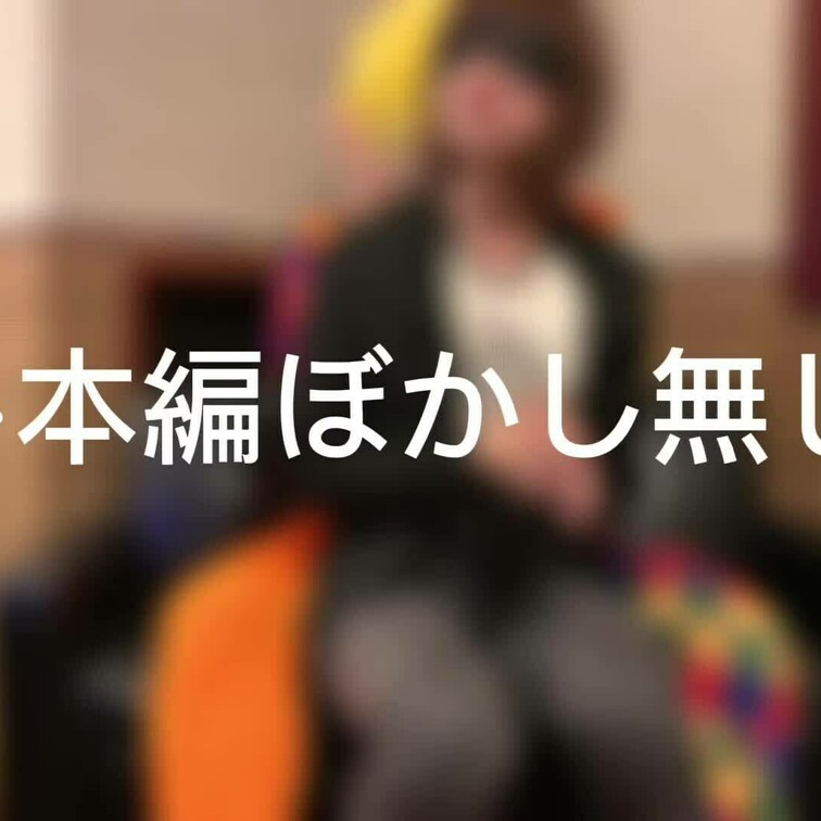 生意気な女の子がくすぐられてごめんなさいし続ける映像