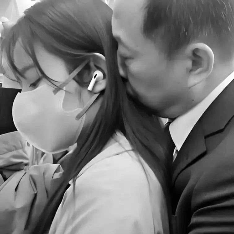 〇〇線車内にて撮影
目の大きな綺麗なOLさんを発見
混雑に任せて髪の匂いを嗅いだり腰をゆっくりゆっくり擦り付けたり