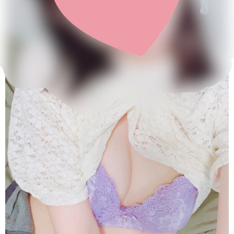 お洋服捲ってブラがみえたよっ