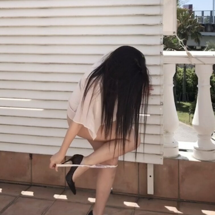昨日は暑かったのでパンティなんて履いてられないわぁ〜🤣🤣🤣
#パンティ #露出狂 #人妻 #熟女 #主婦 #裏垢女子