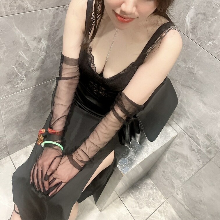 イベントでぷちコスプレしたときの衣装🤍
イメージはSMの女王様（中身はドM）
大きくスリットが入ってるんだけど、これ