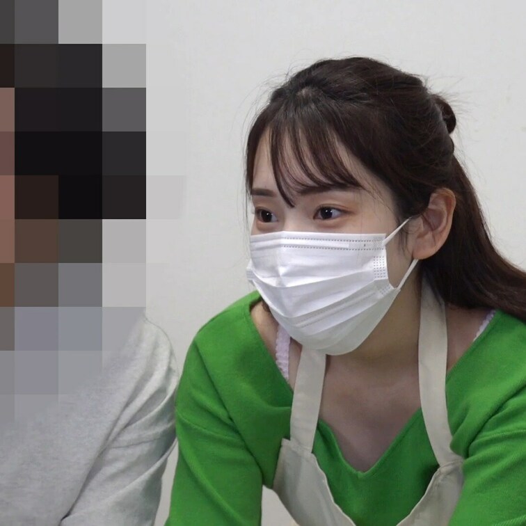 ちょい見せ。本編はこちらから→
#03【陶芸中の胸チラ】旦那の横でNTR胸チラ！美人妻のおっぱい拝み!!浮きブラ/谷間