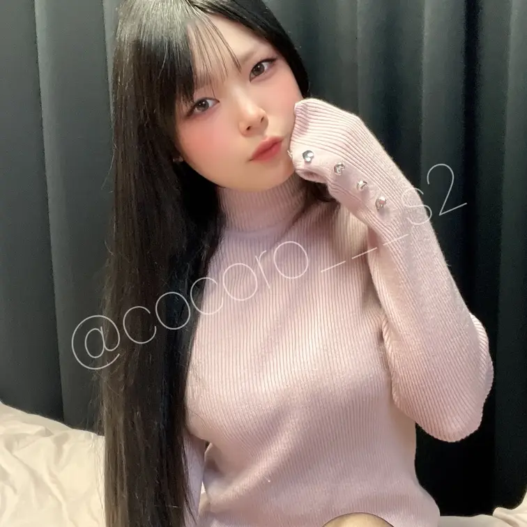 おうちで自撮り🤍
ピンクのニットにミニスカが大好き❣️
