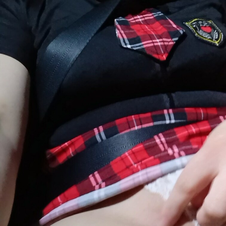 車内で制服コスプレしてTバックずらしてオマンコくぱぁ♡