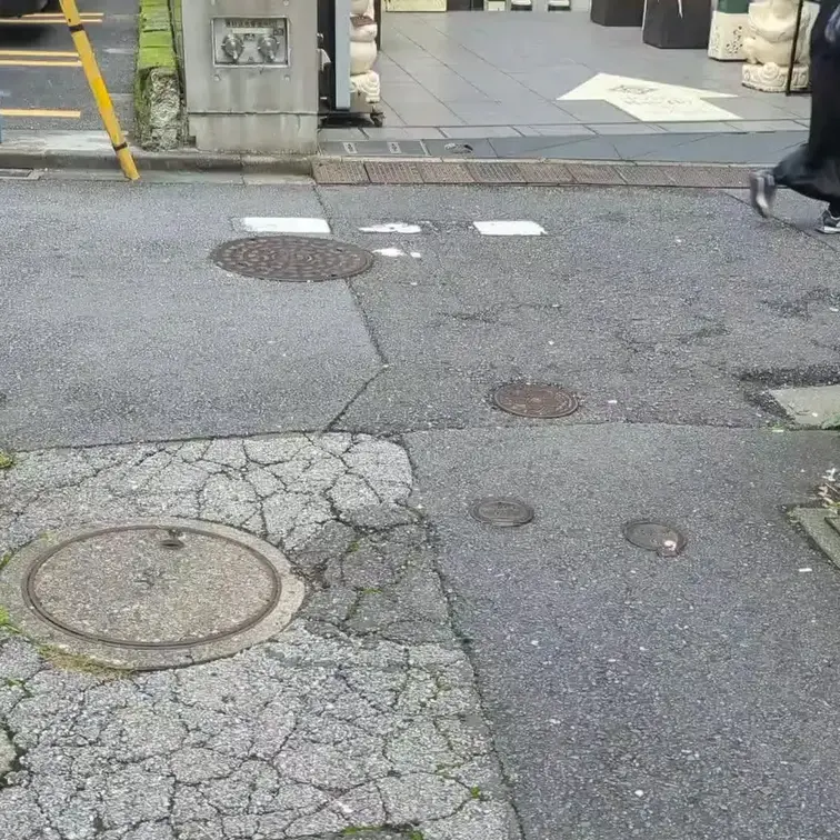 ノーパンお散歩回
お風呂に入れるとローションになるというエログッズを買いに行くというお話です。
この頃はvlogみた
